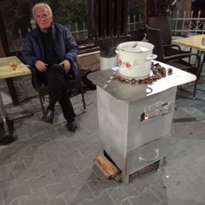 image-369583 kozan.gr: Τα κάστανα στη σόμπα στην ταβέρνα του Καθηγητή στο Δρέπανο Κοζάνης (Βίντεο)