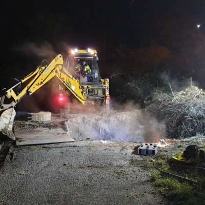 image-369799 kozan.gr: Κοζάνη: Ώρα 23:00: Ολοκληρώθηκε η εκκένωση του δικτύου τηλεθέρμανσης στο συγκεκριμένο σημείο και ξεκίνησαν οι εργασίες αποκατάστασης της διαρροής στον κεντρικό αγωγό τηλεθέρμανσης στην περιοχή του Κασλά (Φωτογραφία)
