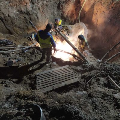image-369956 kozan.gr: Ώρα 21:40: Μόλις ξεκίνησε η διαδικασία συγκόλλησης του κεντρικού αγωγού τηλεθέρμανσης στην περιοχή του Κασλά εκεί που εντοπίστηκε η διαρροή – Χρόνος ολοκλήρωσης της διαδικασίας υπολογίζεται το αργότερο στις επόμενες δύο ώρες – Αμέσως μετά θα ξεκινήσει η πλήρωση με θερμό νερό του δικτύου τηλεθέρμανσης ώστε, αν δεν προκύψει τίποτα άλλο, να αρχίσει σίγα – σιγά να τροφοδοτείται με θερμικό φορτίο όλη η Κοζάνη (Φωτογραφίες από το σημείο)