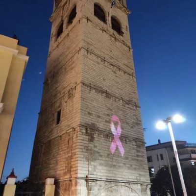 image-370164 Ο Δήμος Κοζάνης φώτισε το καμπαναριό της πόλης με το σύμβολο της ροζ κορδέλας στο πλαίσιο δράσεων ενημέρωσης και πρόληψης για τον καρκίνο του μαστού (Φωτογραφίες)