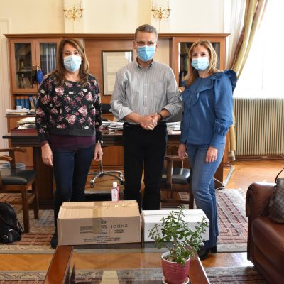 image-371653 100 αντισηπτικά με την ροζ κορδέλα – έμβλημα κατά του καρκίνου του μαστού, καθώς και 100 μάσκες προστασίας, παρέδωσαν στο δήμαρχο Κοζάνης Λάζαρο Μαλούτα, εκπρόσωποι του Φαρμακευτικoύ Συλλόγου Κοζάνης .
