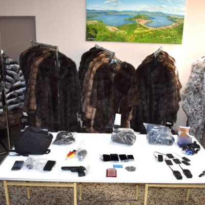 image-371765 Εξιχνιάστηκε από την Υποδιεύθυνση Ασφάλειας Καστοριάς, μεγάλη υπόθεση διακεκριμένης κλοπής από επιχείρηση γουναρικών στην πόλη της Καστοριάς, για την οποία συνελήφθησαν δύο αλλοδαποί σε περιοχή της Θεσσαλονίκης, μέλη εγκληματικής οργάνωσης (Βίντεο & Φωτογραφίες)