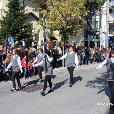 image-372052 kozan.gr: ΟΛΗ η μαθητική παρέλαση, με παραστάτες και σημαιοφόρους, στην Κοζάνη για την Εθνική Επέτειο της 28ης Οκτωβρίου 1940 (Βίντεο σε HD ποιότητα)