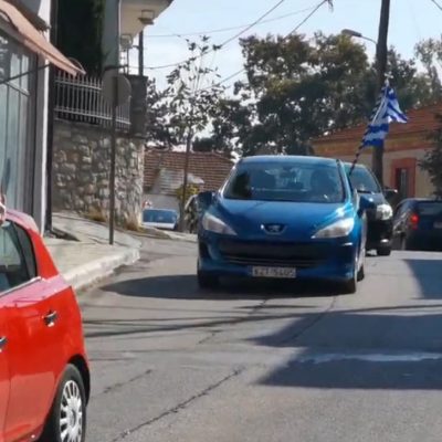 image-372421 Σιάτιστα: Πολλά αυτοκίνητα με ελληνικές Σημαίες έκαναν παρέλαση στους κεντρικούς δρόμους της πόλης (Βίντεο)