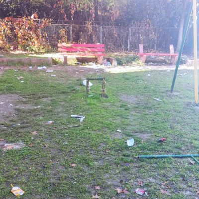 image-372687 Kozan.gr: Πτολεμαΐδα: Απαράδεκτη η κατάσταση στο παρκάκι πίσω από την αστυνομία – Γεμάτο σκουπίδια και παρατημένο (Φωτογραφίες και Βίντεο)
