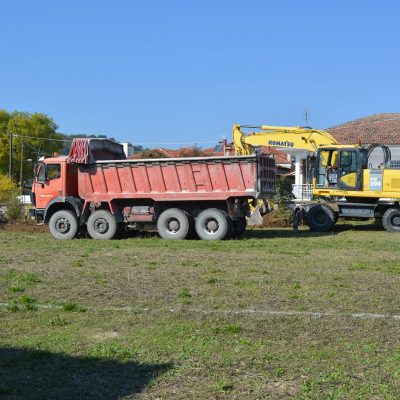 image-373273 Χ. Ελευθερίου (Δήμαρχος Σερβίων): “Ξεκίνησαν οι εργασίες για το ολοκαίνουργιο γήπεδο 5×5 στο Βαθύλακκο του Δήμου Σερβίων”