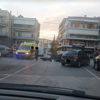 image-373653 kozan.gr: Τροχαίο ατύχημα στο χώρο της λαϊκής αγοράς στην Κοζάνη – Μηχανή συγκρούσθηκε με Ι.Χ. αυτοκίνητο – Στο νοσοκομείο ο οδηγός της μηχανής (Φωτογραφίες)