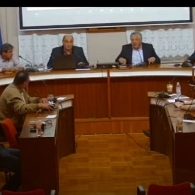 image-373776 kozan.gr: «Άστραψε και βρόντηξε» ο Δήμαρχος Βοΐου Χ. Ζευκλής, χωρίς να τον κατονομάσει, με ξεκάθαρα υπονοούμενα, κατά του Λ. Γκερεχτέ: “Ποιοι μιλάνε τώρα; Πέρασε το έργο – της Ελλάκτωρ Α.Ε στην Γαλατινή – και κοιμόσασταν κάποιοι στα έδρανα όταν έπρεπε να ενεργήσετε για να πάρετε κάποια ανταποδοτικά. Εμείς καταφέραμε με φτιαγμένο το έργο της εταιρείας να πάρουμε ανταποδοτικά πάνω από 150.000 με 200.000 ευρώ. Εσείς τότε κοιτούσατε να “γκρεμίσετε” τον Λαμπρόπουλου. Δεν σηκώσατε ανάστημα να πάρετε ένα ανταποδοτικό. Είστε τουλάχιστον αστείοι ” (Bίντεο)