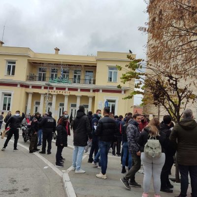 image-375535 kozan.gr: Κοζάνη: Διαμαρτυρήθηκαν οι επιχειρηματίες της εστίασης κλείνοντας τα μαγαζιά τους – “Είμαστε σε ένα είδος άτυπου lockdown – Ζητάμε την λήψη νέων μέτρων για να στηριχθεί ο κλάδος μας” (Φωτογραφίες & Βίντεο)