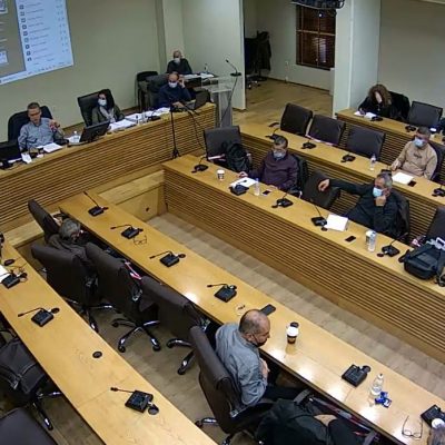 image-376634 kozan.gr: “Yπάρχουν αιρετοί που δεν μπορούν να ξεχωρίσουν το κατσίκι απ’ το πρόβατο και έχουν άποψη για τον πρωτογενή τομέα” – H φράση του Ε. Σημανδράκου που έβαλε ¨φωτιά” στο Δημοτικό Συμβούλιο Κοζάνης – Τι του απάντησε ο Χ. Κουζιάκης για τη δική του Αντιδημαρχία Τεχνικών Υπηρεσιών κι ότι ο ίδιος είναι Γεωπόνος, απάντηση που εκνεύρισε τον Ε. Σημανδράκο – Να ανακαλέσει ζήτησε, εξοργισμένη, από τον Αντιδήμαρχο Τεχνικών Υπηρεσιών κι η Αντιδήμαρχος Ε. Κουμτζίδου – Στο τέλος υποχρεώθηκε να ανακαλέσει (Βίντεο)