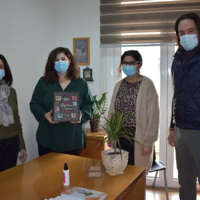 image-376791 «20 σπουδαία κορίτσια που άλλαξαν τον κόσμο» τιτλοφορείται το βιβλίο που δώρισαν τα στελέχη του Κέντρου Κοινότητας Δήμου Σερβίων στο Δήμο Κοζάνης
