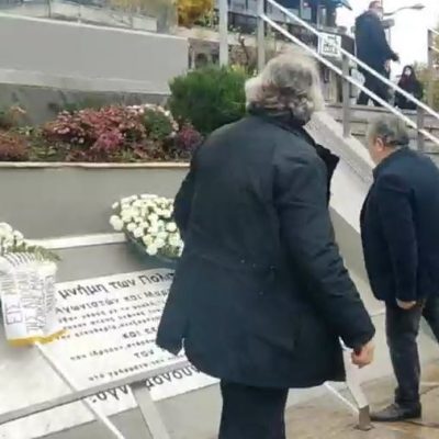 image-377375 kozan.gr: Ώρα 13:20: Οι συνδικαλιστές του ΣΠΑΡΤΑΚΟΥ κατέθεσαν τα στεφάνια για την “εκδημία” της Δ. Μακεδονίας, λόγω απολιγνιτοποίησης, στο μνημείο πεσόντων στην κεντρική πλατεία Κοζάνης (Βίντεο& Φωτογραφίες)