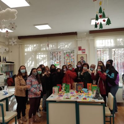 image-378998 Οι μαθητές της Β’ τάξης τομέα υγείας και Γ β βρεφ/μων, του 2ου ΕΠΑΛ Πτολεμαΐδας κατασκεύασαν κάρτες για καλό σκοπό (Φωτογραφίες)
