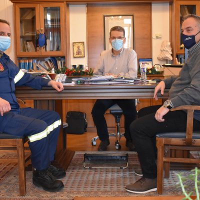 image-381180 Συνάντηση του Δημάρχου Κοζάνης με τον Διοικητή της Πυροσβεστικής Κοζάνης, Γ.Μπάτζιο και το στέλεχος της Πυροσβεστικής Κοζάνης Η. Κάτανα