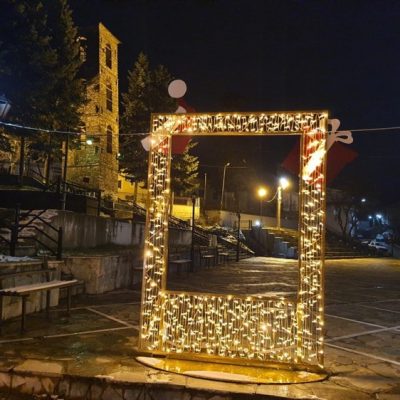image-381224 kozan.gr: Η φωτιζόμενη εορταστική κορνίζα, για selfie, στη κεντρική πλατεία Λιβαδερού