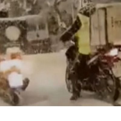 image-382470 Μην ακούσω να ξαναβρίσεις τον «ντελιβερά» γιατί θα φάμε τα μουστάκια μας (κι επειδή εγώ δεν έχω θα φάμε τα δικά σου – Γράφει η Ουρανία Στυλιάδου)