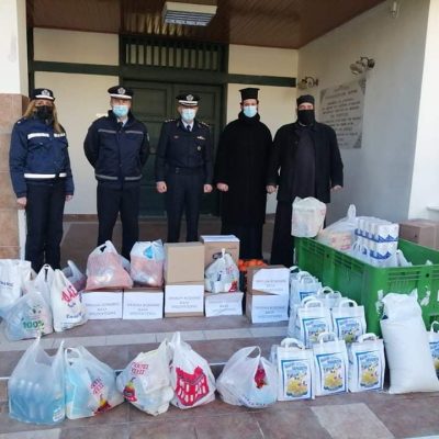 image-383003 Στο πλαίσιο εορτασμού των Χριστουγέννων και του Νέου Έτους, οι Αστυνομικές Υπηρεσίες της Δυτικής Μακεδονίας συγκέντρωσαν εθελοντικά διάφορα είδη, τα οποία προσφέρθηκαν σε Ιδρύματα και φορείς