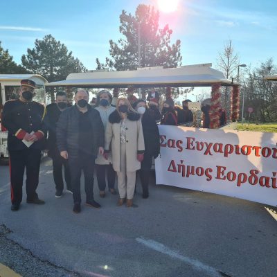 image-383773 kozan.gr: H φιλαρμονική του Δήμου Εορδαίας, μετέβη, με το τρενάκι, στο Μποδοσάκειο και έψαλε τα Πρωτοχρονιάτικα κάλαντα – Βγήκαν στα παράθυρα και χειροκροτούσαν ασθενείς, γιατροί & νοσηλευτές (Βίντεο)