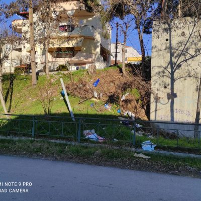 image-383811 kozan.gr: Φωτογραφίες αναγνώστη του kozan.gr με διασκορπισμένα σκουπίδια από την κάτω πλευρά του Αγ. Κωνσταντίνου στην Κοζάνη