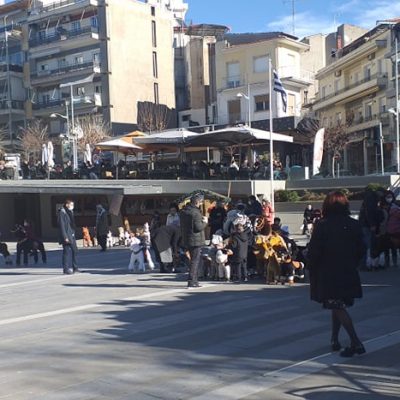 image-383910 Kozan.gr: Ώρα 12:30μ.μ.: Εικόνες από την κεντρική πλατεία Κοζάνης – Γονείς και παιδιά για παιχνίδι και βόλτα, την πρώτη μέρα του έτους (2022) (Βίντεο & Φωτογραφίες)