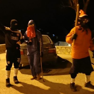 image-384348 Σιάτιστα: Ντύθηκαν Μπουμπουσάρια και βγήκαν μια βόλτα στους δρόμους, έτσι για το καλό, αφού λόγω κορωνοϊού δεν θα αναβιώσει φέτος το έθιμο (Βίντεο)