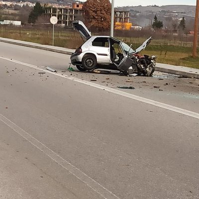 image-384378 kozan.gr:Ώρα 10:15 π.μ.: Σοβαρό τροχαίο έξω από τον Κρόκο Κοζάνης – Ι.Χ. κάτω από αδιευκρίνιστες συνθήκες εξετράπη της πορείας του κι έπεσε πάνω σε δέντρο – Στο νοσοκομείο ο οδηγός (Φωτογραφίες)
