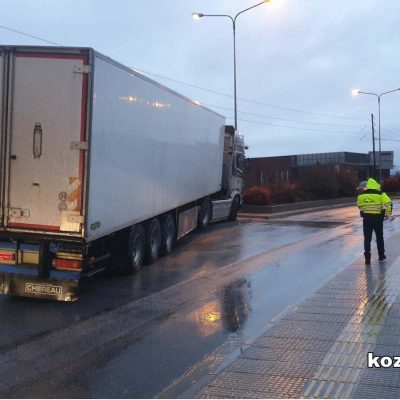 image-384870 kozan.gr: Κοζάνη: Νταλίκα, στην είσοδο της πόλης, εξετράπη της πορείας της κι έπεσε πάνω στο διαχωριστικό διάζωμα (Φωτογραφίες & Βίντεο)