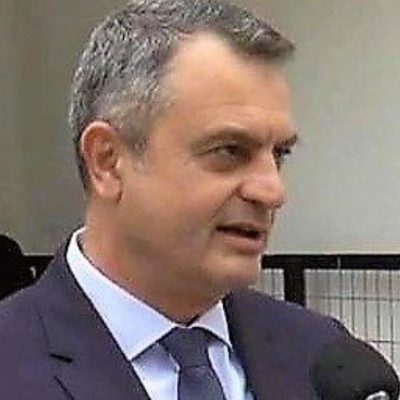 image-385871 kozan.gr: Ο Διοικητής της 3ης ΥΠΕ Παναγιώτης Μπογιατζίδης εξηγεί πως ακριβώς έγινε και με τι σκεπτικό η επίταξη των ιδιωτών γιατρών, απαντώντας, εμμέσως, στις αιχμές του Ιατρικού Συλλόγου Κοζάνης: “Για 15 ημέρες παρουσίας, στις οποίες συμπεριλαμβάνονται κι οι εφημερίες (οι οποίες μπορεί να είναι 4), συζητάμε σήμερα, με όλο αυτόν τον αγώνα των γιατρών στα νοσοκομεία, τη συνδρομή (των ιδιωτών) γι’ αυτό το χρονικό διάστημα…” (Ηχητικό)
