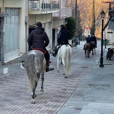 image-385960 kozan.gr: Αναχώρησαν οι καβαλάρηδες του Κρόκου Κοζάνης, σήμερα (16/1), λίγο μετά τις 8 το πρωί, για το Μοναστήρι του Οσίου Νικάνορα στη Ζάβορδα (Φωτογραφίες)
