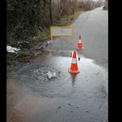 image-386000 Aναφορά αναγνώστη στο kozan.gr με αποδέκτη τον Δήμαρχο Κοζάνης: “Χάνονται πολλά κυβικά νερό στην οδό Εμμανουήλ Ροϊδη στο δρόμο που καταλήγει στο κτήριο που στεγαζόταν κάποτε το ΣΔΟΕ” (Βίντεο)