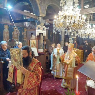 image-387207 Σε ένα πανέμορφο λευκό τοπίο και παρά το τσουχτερό κρύο ο Σεβασμιώτατος Μητροπολίτης Γρεβενών λειτούργησε στον Ιερό Ναό Αγίου Αθανασίου Σπηλαίου Γρεβενών
