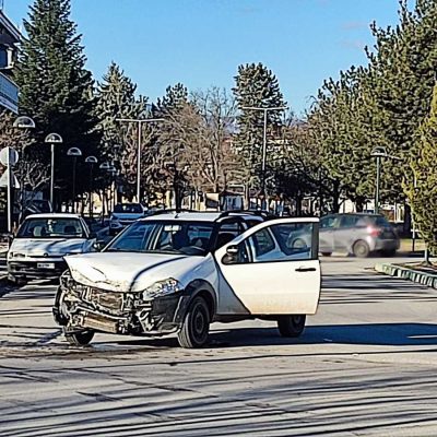 image-387658 kozan.gr: Πτολεμαίδα: Τροχαίο ατύχημα – Ι.Χ. αυτοκίνητο (με μικρή καρότσα) συγκρούσθηκε με φορτηγό – Η 48χρονη οδηγός μεταφέρθηκε στο Μποδοσάκειο (Φωτογραφίες)