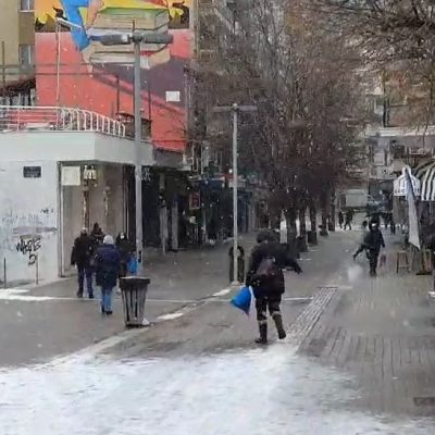 image-388175 kozan.gr: Ώρα 9.45: Χιονόπτωση στην πόλη της Κοζάνης – Βίντεο από το κέντρο της πόλης