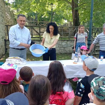 image-408244 Το Κέντρο Εκπαίδευσης για το Περιβάλλον και την Αειφορία Βελβεντού «φυτεύει τον σπόρο» για την προστασία του Περιβάλλοντος σε μικρούς μαθητές-Επίσκεψη του Περιφερειάρχη Δυτικής Μακεδονίας Γιώργου Κασαπίδη στο Κέντρο Εκπαίδευσης