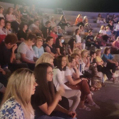 image-414830 kozan.gr: Πολύ γέλιο χάρισε η θεατρική παράσταση “Συννυφάδες” το βράδυ της Τετάρτης 29/6 στο πάρκο εκτάκτων αναγκών στην Πτολεμαΐδα (Βίντεο & Φωτογραφίες)