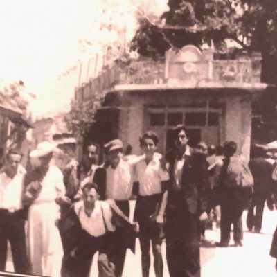 image-420443 Το καφενείο – ουζερί του Τόπα στην αγορά των Σερβίων – Φωτογραφία του Τόπα το 1946, πριν 76 χρόνια (Γράφει ο Ν. Μπουκουβάλας)