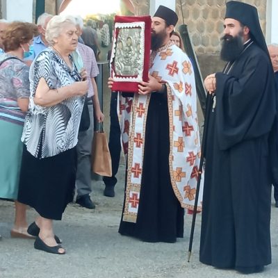 image-420509 Με θρησκευτική ευλάβεια υποδέχτηκαν, στον Πελεκάνο Βοΐου, την εικόνα της Αγίας Τριάδας (Φωτογραφίες)