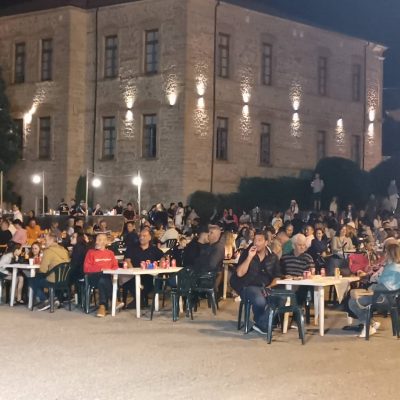 image-420802 Αρκετός κόσμος, το βράδυ της Τετάρτης 3 Αυγούστου, στον αύλειο χώρο του Γυμνασίου-Λυκείου “Γεώργιος Παπαγεωργίου”, στην παρουσίαση των χορευτικών τμημάτων του ιππικού συλλόγου Σιάτιστας “Άγιος Μόδεστος”(Βίντεο & Φωτογραφίες)