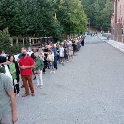 image-422698 kozan.gr: Ώρα 20:00: Oυρές από πιστούς, βράδυ Δευτέρας 15/8, στην Παναγία Σουμελά στο όρος Βέρμιο για το προσκύνημα της εικόνας αλλά και για να ανάψουν ένα κερί (Bίντεο & Φωτογραφίες)