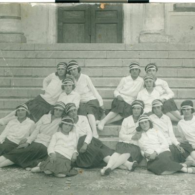 image-427830 Μαθήτριες απόφοιτες του Ανωτέρου Δημόσιου Αστικού Παρθεναγωγείου Κοζάνης έτους 1933-34 (Γράφει η Φανή Φτάκα)