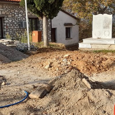image-437830 kozan.gr: Διαμαρτυρία κατοίκων του Μικροβάλτου του Δήμου Σερβίων για την κατάσταση που επικρατεί στην πλατεία του χωριού και την ταλαιπωρία που έχουν κάθε μέρα για να έχουν πρόσβαση στα σπίτια τους τον τελευταίο ενάμιση χρόνο – Παράπονα για τον εργολάβο (Βίντεο & Φωτογραφίες)