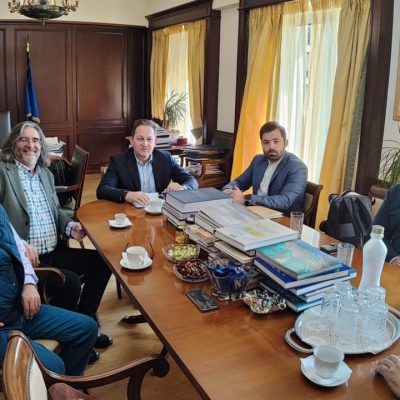 image-438500 kozan.gr: Χρηματοδότηση ύψους περίπου 2,5 εκ ευρώ υποσχέθηκε ο αναπληρωτής Υπουργός Εσωτερικών Στέλιος Πέτσας στη Δημοτική Αρχή Σερβίων, για την πλήρη ανακαίνιση του σημερινού Δημαρχείου και την περαιτέρω επέκτασή του στο πίσω μέρος του κτηρίου