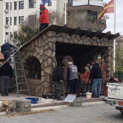 image-441412 kozan.gr: Σημερινές φωτογραφίες από τις εργασίες τοποθέτησης της φάτνης στην κεντρική πλατεία Κοζάνης